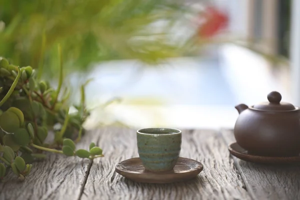 Глиняный Чайник Зеленая Чашка Чая Деревянный Стол — стоковое фото
