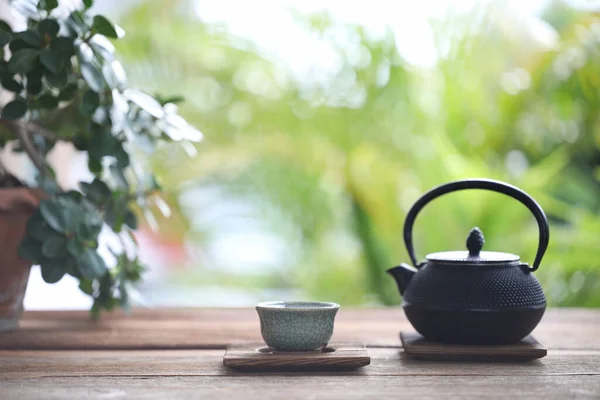 Metal Çay Demliği Çay Fincanı Ahşap Masaya Saksı — Stok fotoğraf