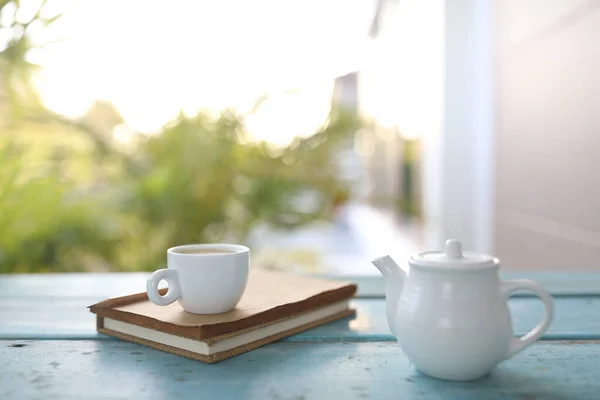 Taça Chá Branco Panela Chá Vintage Pequenas Plantas Mesa Madeira — Fotografia de Stock