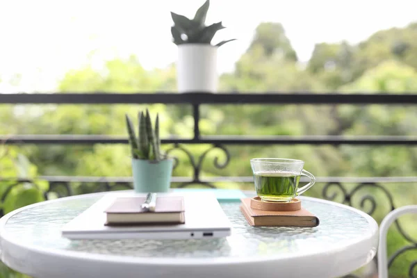 Зелений Чай Скляна Чашка Складений Ноутбук Блокноти Скляному Столі Балкона — стокове фото