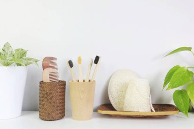 Çevre dostu bambu diş fırçası, saç fırçası, lif lifi ve saksı.