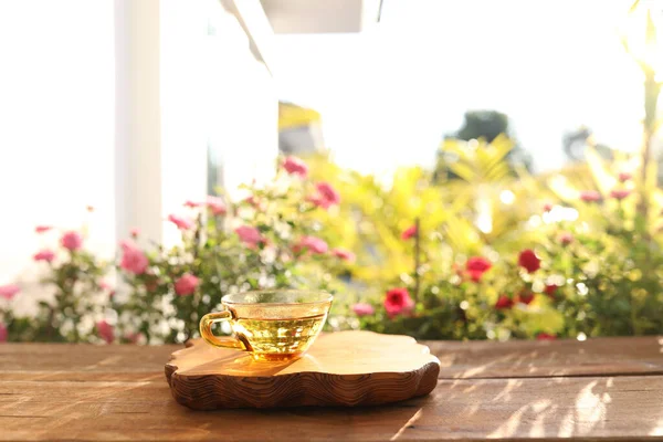 Chá Uma Xícara Vidro Dourado Colher Uma Bandeja Madeira Com — Fotografia de Stock