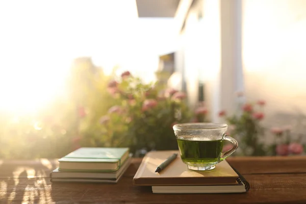 Green Tea Glass Cup Kraft Paper Notebook Flower Background — Stock Photo, Image