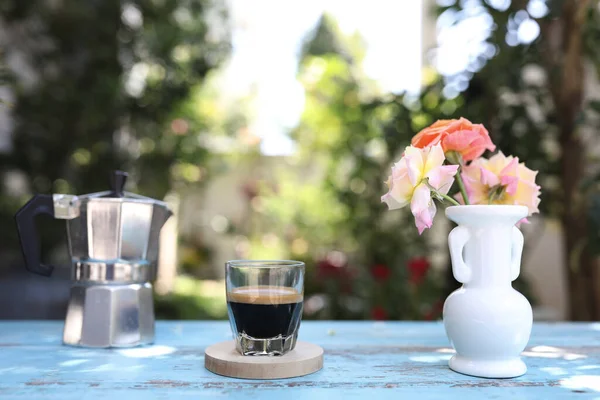木の机の上にバラの花瓶のモカ鍋とコーヒーグラスカップ — ストック写真