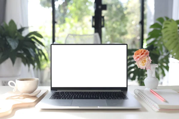 Laptop Makietowy Różą Roślinami Oraz Notebooki Białym Drewnianym Stole — Zdjęcie stockowe