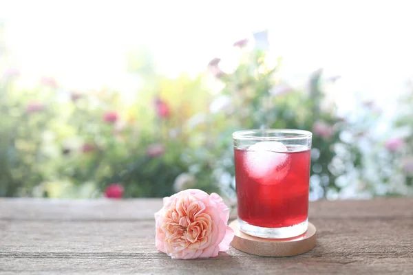 Rosella Juice Dans Une Tasse Verre Sur Plateau Bois — Photo