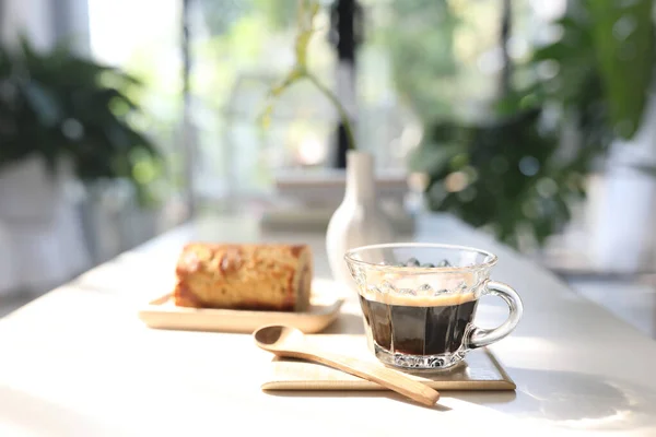 Kaffee Und Bananenkuchenrolle Auf Weißem Holztisch — Stockfoto