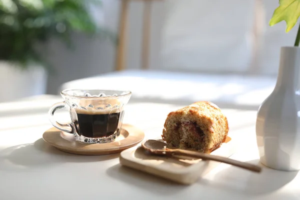 Kaffee Und Bananenkuchenrolle Auf Weißem Holztisch — Stockfoto