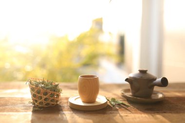 Stevia çay içeceği ve çay demliği.