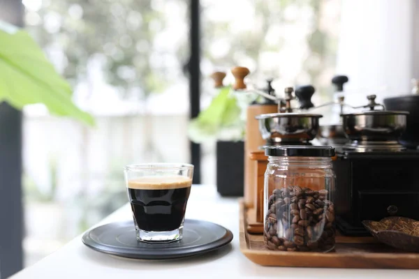 Koffieglas Kopje Koffiezetapparaat Witte Tafel — Stockfoto