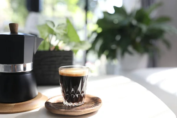 Kaffeeglasobertasse Und Schwarze Mokkakanne — Stockfoto
