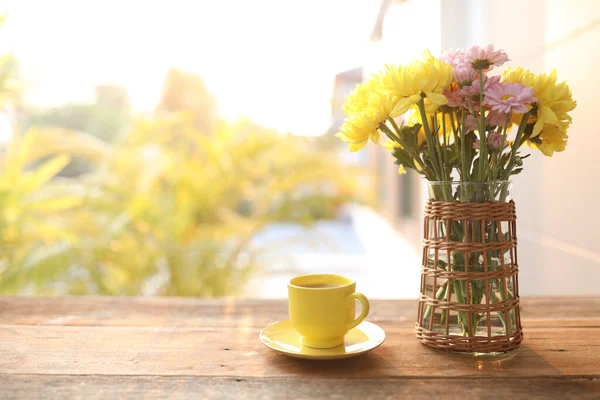 Copo Café Amarelo Com Flores Crisântemo Amarelo Rosa Mesa Madeira — Fotografia de Stock