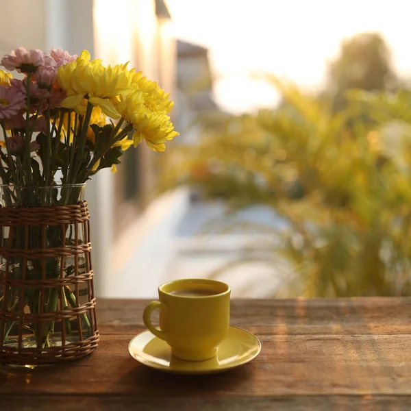 Copo Café Amarelo Com Flores Amarelas Crisântemo Mesa Madeira Livre — Fotografia de Stock