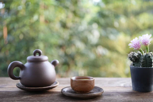 Toprak Takımı Çaydanlığı Çay Fincanı Ahşap Masada Pembe Kaktüs Çiçeği — Stok fotoğraf