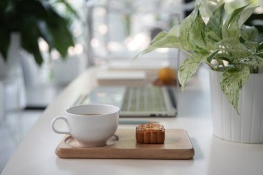 Kahve fincanı ve tatlı içeride çalışıyor.