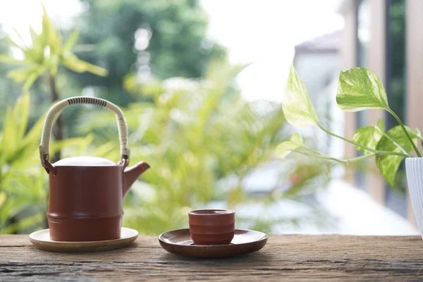 木桌上的陶器 茶壶和茶杯 — 图库照片