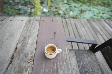 Grunge ahşap masada çay fincanı. Açık havada içmek.