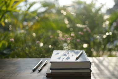 Tahta masadaki defter yığını.