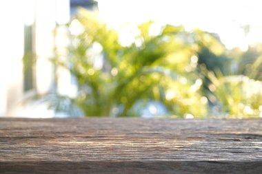 Doğa manzaralı ahşap masa yüzeyi