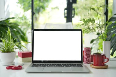 Laptop ve kırmızı kahve fincanı hediye kutusu ve iplik.