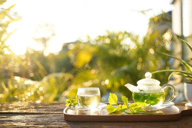 Bitki çayı, kişniş, limon merhemi, cam çaydanlıkta pirinç tarlası.