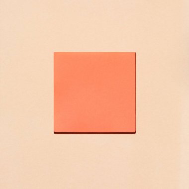 Ortasında kare turuncu çerçeveli kahverengi kağıt.