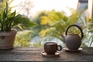 Eski bir çay fincanı ve çaydanlık rahat bahçede serinletici, açık havada dinlendirici