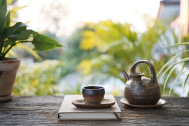 Eski bir çay fincanı ve çaydanlık rahat bahçede serinletici, açık havada dinlendirici