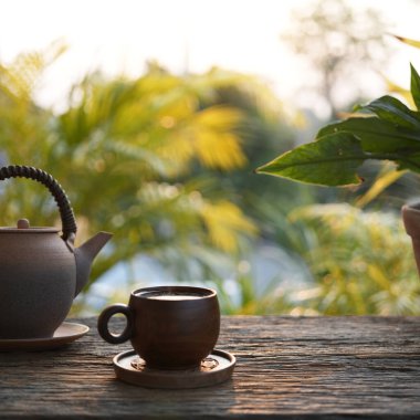 Eski bir çay fincanı ve çaydanlık rahat bahçede serinletici, açık havada dinlendirici