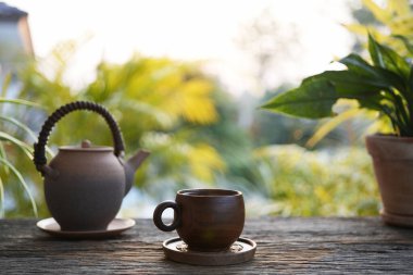 Eski bir çay fincanı ve çaydanlık rahat bahçede serinletici, açık havada dinlendirici