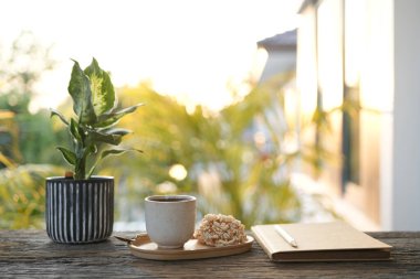 Pirinçli krakerli çay ve tatlı.