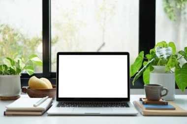 Laptop beyaz ekran ve içecek, rahat kapalı çalışma alanı