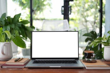 Kahve molası sırasında dizüstü bilgisayar ve cam kahve.