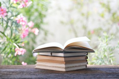 Defter yığını ve ahşap masaya açılır.