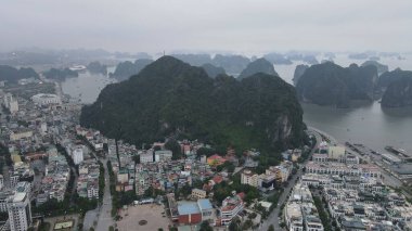 Ha Long Körfezi, Vietnam - 26 Kasım 2022: 