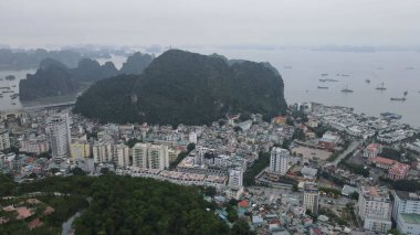 Ha Long Körfezi, Vietnam - 26 Kasım 2022: 