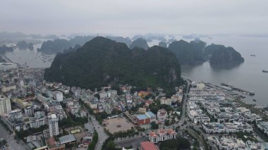 Ha Long Körfezi, Vietnam - 26 Kasım 2022: 