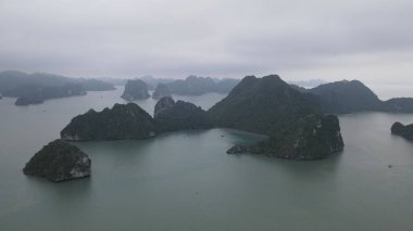 Ha Long Körfezi, Vietnam - 26 Kasım 2022: 