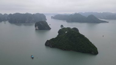Ha Long Körfezi, Vietnam - 26 Kasım 2022: 