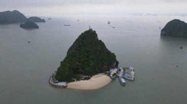 Ha Long Körfezi, Vietnam - 26 Kasım 2022: 