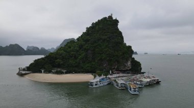 Ha Long Körfezi, Vietnam - 26 Kasım 2022: 