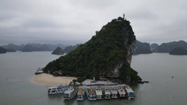 Ha Long Körfezi, Vietnam - 26 Kasım 2022: 