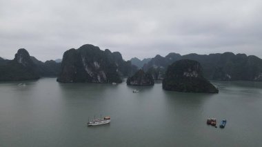 Ha Long Körfezi, Vietnam - 26 Kasım 2022: 