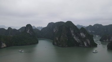 Ha Long Körfezi, Vietnam - 26 Kasım 2022: 