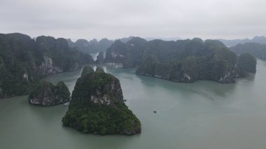 Ha Long Körfezi, Vietnam - 26 Kasım 2022: 