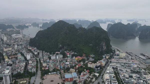 Ha Long Körfezi, Vietnam - 26 Kasım 2022: 