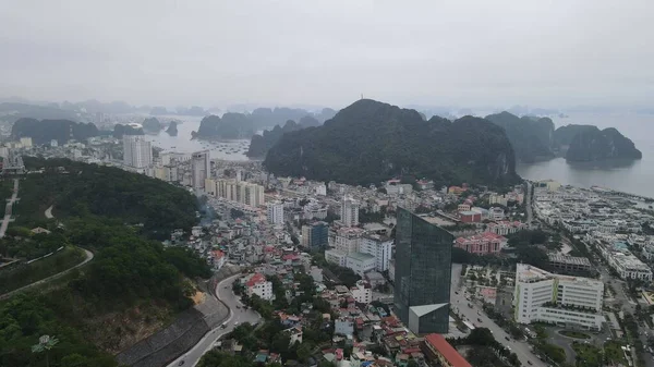 Ha Long Körfezi, Vietnam - 26 Kasım 2022: 