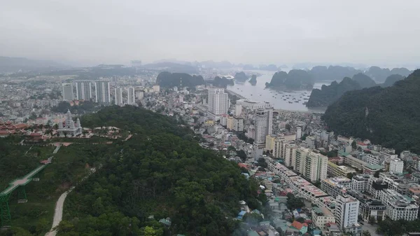 Ha Long Körfezi, Vietnam - 26 Kasım 2022: 