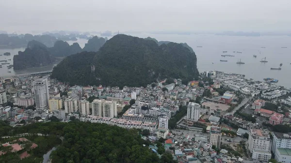 Ha Long Körfezi, Vietnam - 26 Kasım 2022: 