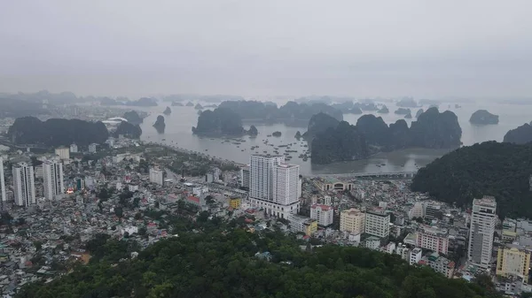 Ha Long Körfezi, Vietnam - 26 Kasım 2022: 